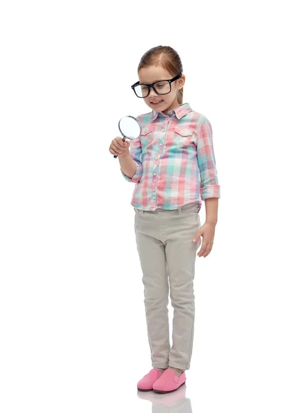 Niña en gafas graduadas con lupa —  Fotos de Stock