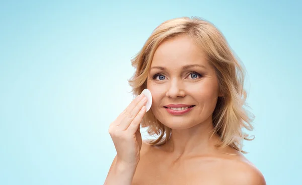 Cara de limpieza mujer feliz con almohadilla de algodón — Foto de Stock