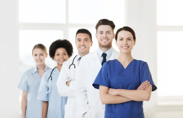 Groupe de médecins heureux à l'hôpital — Photo