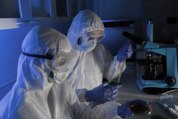 Крупним планом вчені з пробними зразками в лабораторії — стокове фото