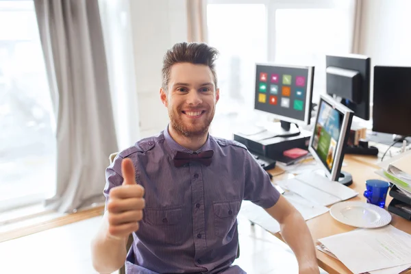 Щасливий чоловік офіс працівник показує великі пальці вгору — стокове фото