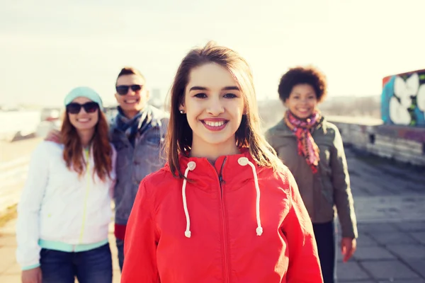 Gruppe glücklicher Teenager-Freunde auf der Straße der Stadt — Stockfoto