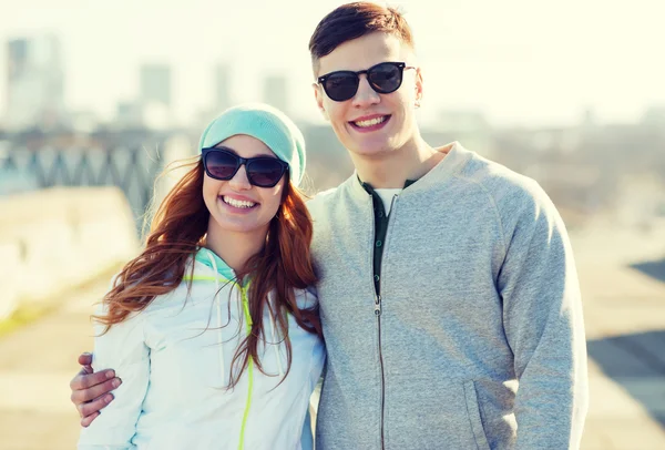 Happy teenage couple walking in city — Stock Photo, Image