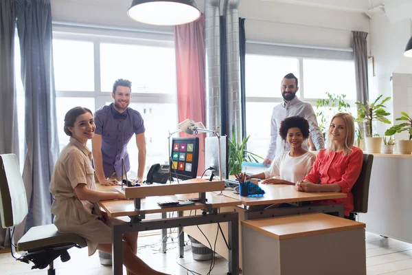 Echipa creativă fericită în birou — Fotografie, imagine de stoc