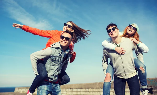 Happy dospívající přátelé zábava venku — Stock fotografie