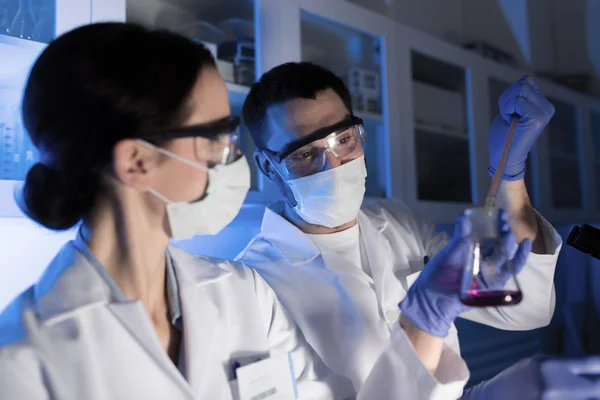 Primer plano de los científicos que hacen pruebas en el laboratorio — Foto de Stock