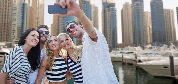 Amigos felizes tomando selfie sobre o porto da cidade — Fotografia de Stock