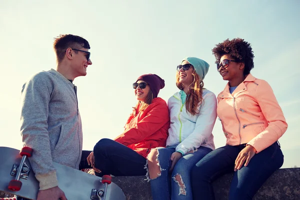 Amici adolescenti felici con skateboard sulla strada — Foto Stock