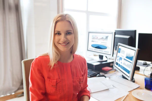 Felice lavoratore creativo ufficio femminile con i computer — Foto Stock