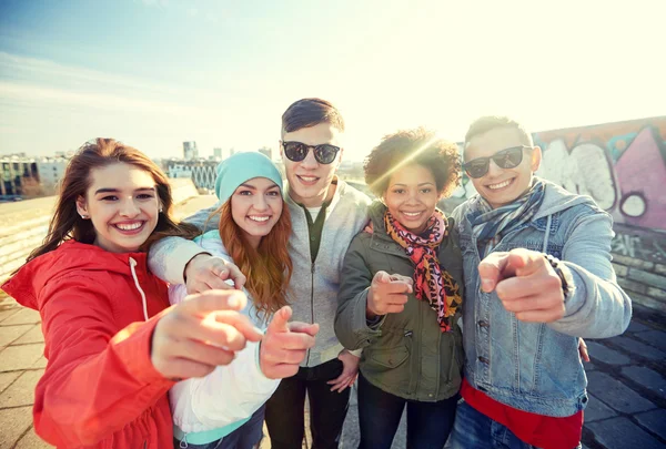 Щасливі друзі-підлітки, що вказують пальці на вулицю — стокове фото