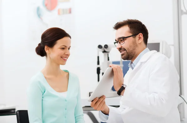 Optician with tablet pc and patient at eye clinic — Stock Photo, Image