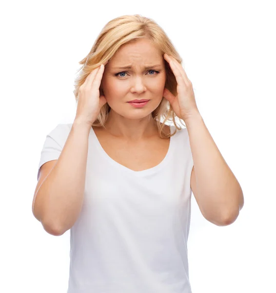 Unglückliche Frau leidet unter Kopfschmerzen — Stockfoto