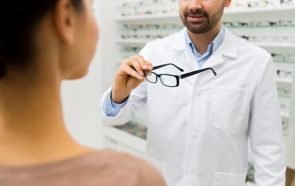 Primo piano di ottico con occhiali in negozio di ottica — Foto Stock