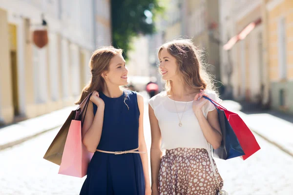 Glückliche Frauen mit Einkaufstüten in der Stadt — Stockfoto