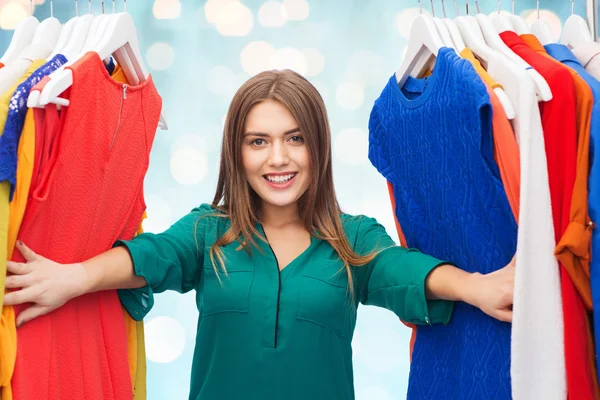 Mulher feliz escolher roupas no guarda-roupa — Fotografia de Stock