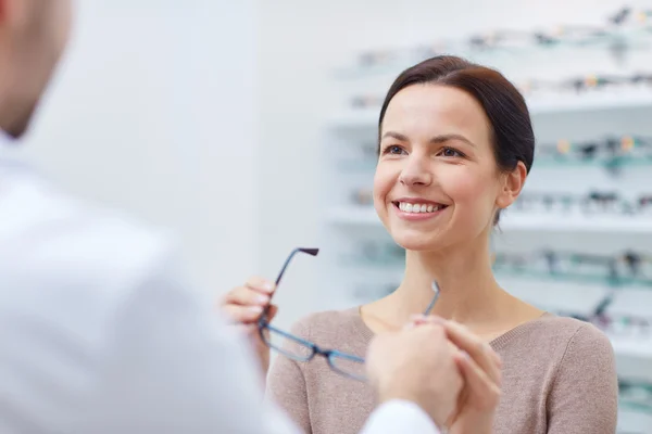 Kvinna med glasögon från optiker på optik butik — Stockfoto