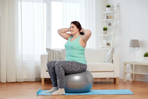 Plus size kvinna tränar med fitness boll — Stockfoto