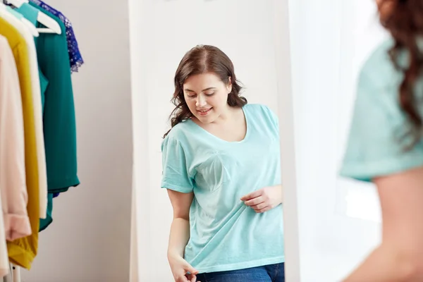 Feliz más tamaño mujer posando en casa espejo —  Fotos de Stock