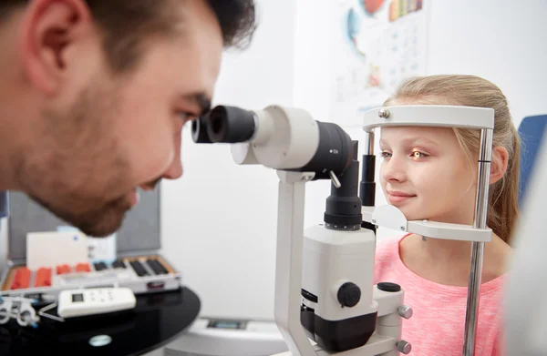 Optik tonometr a pacient na Oční klinice — Stock fotografie