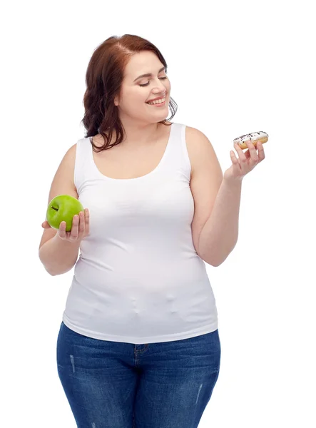 Happy plus size woman choosing apple or cookie — Stock Photo, Image