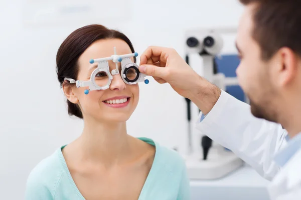 Optiker mit Versuchsrahmen und Patient in Klinik — Stockfoto