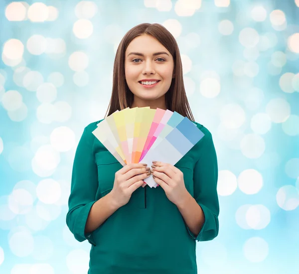Sorrindo jovem mulher com amostras de cor — Fotografia de Stock
