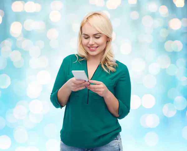 Mulher feliz com mensagem de texto smartphone — Fotografia de Stock