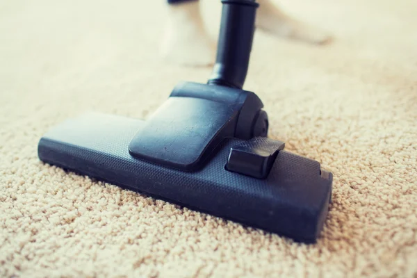 Primer plano de la alfombra de limpieza de la aspiradora en casa —  Fotos de Stock