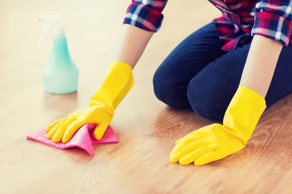 Gros plan de la femme avec sol nettoyant chiffon à la maison — Photo