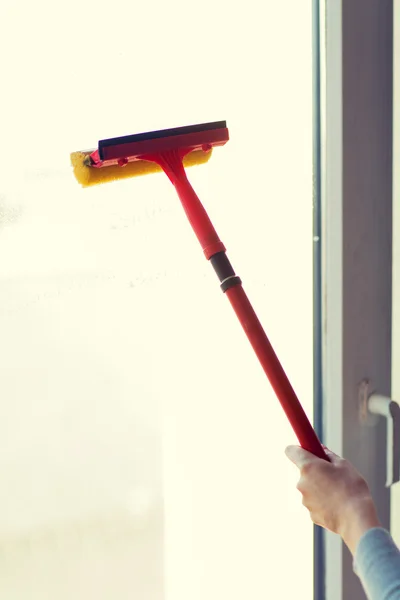 Zamknij się ręki do czyszczenia okien z gąbki — Zdjęcie stockowe