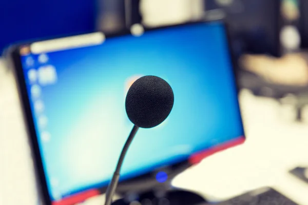 Micrófono en el estudio de grabación o estación de radio — Foto de Stock