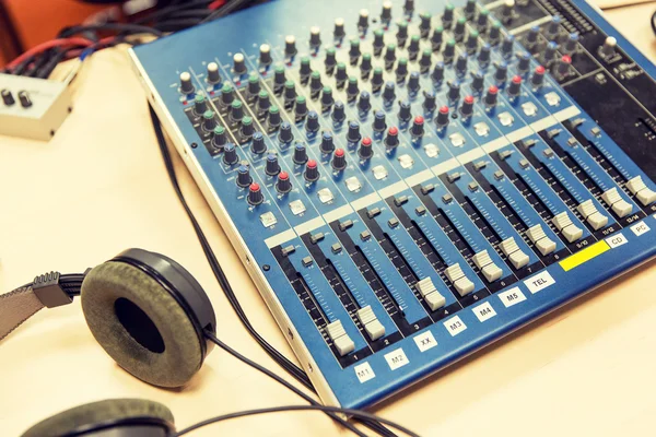 Painel de controle no estúdio de gravação ou estação de rádio — Fotografia de Stock