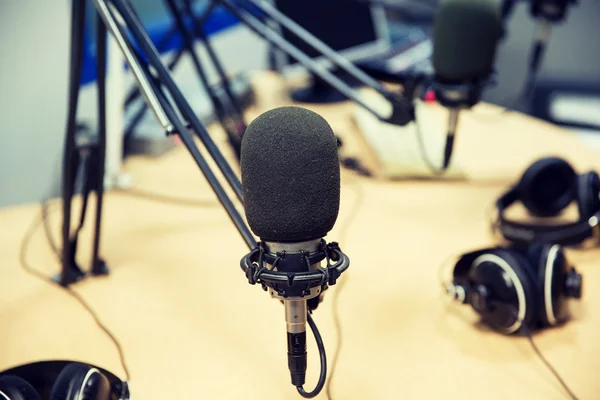 Микрофон на студии звукозаписи или радиостанции — стоковое фото
