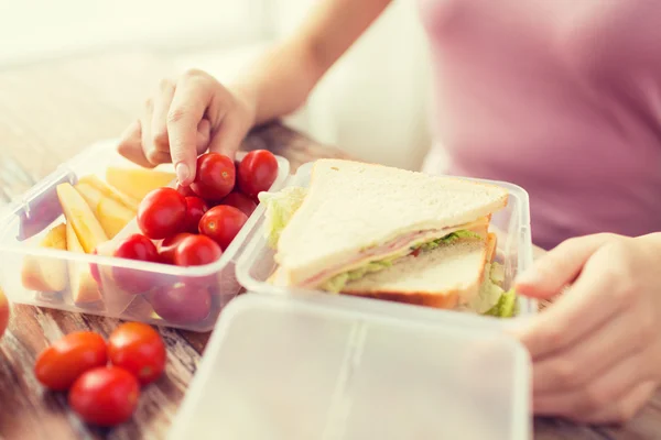 플라스틱 용기에 음식 가진 여자의 클로즈업 — 스톡 사진