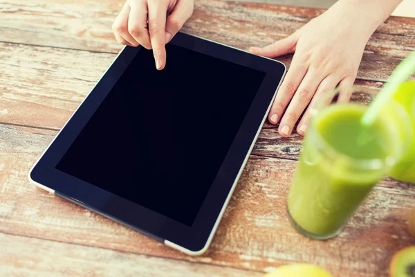 Primer plano de la mujer manos tableta PC y jugo de frutas —  Fotos de Stock