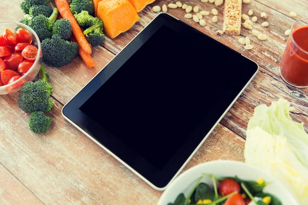 Close-up de tela tablet pc em branco e legumes — Fotografia de Stock