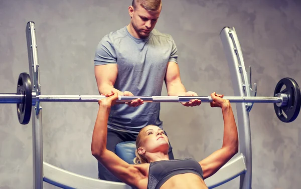 Mann und Frau mit Langhantel lässt Muskeln in Turnhalle spielen — Stockfoto