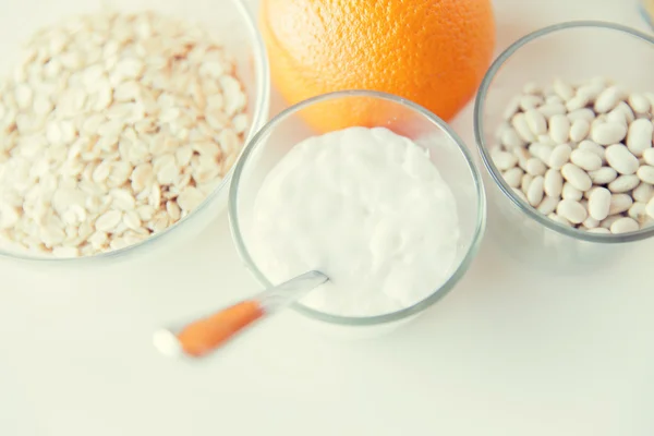 Close up van voedingsmiddelen en nieuwe voedselingrediënten op tafel — Stockfoto