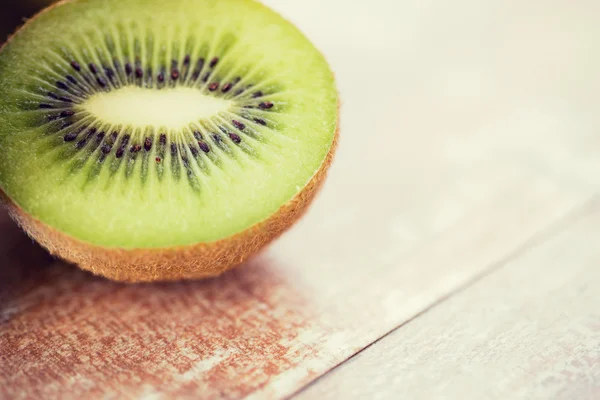 Close up of ripe kiwi slice on table — Stock Photo, Image