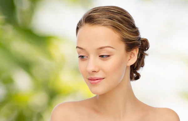 Smiling young woman face and shoulders — Stock Photo, Image