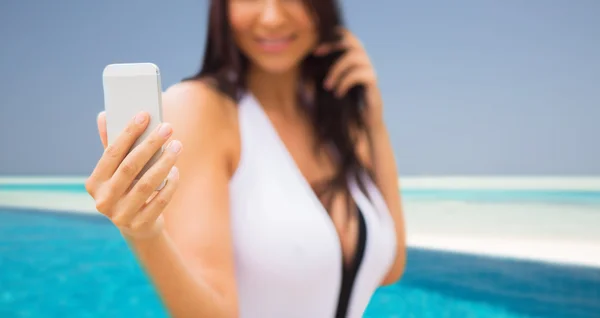 Mujer joven tomando selfie con smartphone —  Fotos de Stock