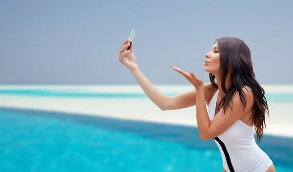 Mujer joven tomando selfie con smartphone — Foto de Stock