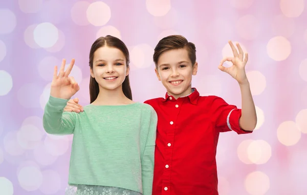Glückliche Jungen und Mädchen zeigen ok Handzeichen — Stockfoto