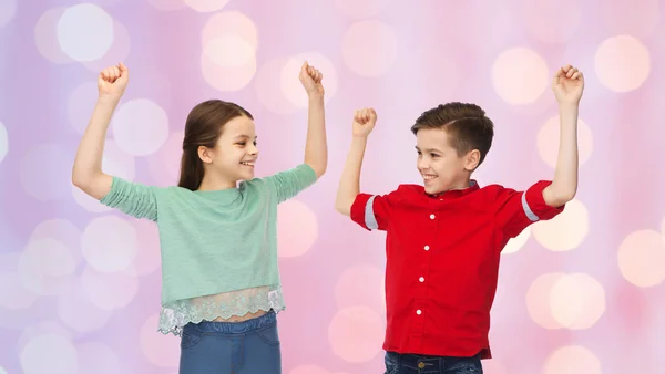 Gelukkige jongen en meisje vieren van de overwinning — Stockfoto