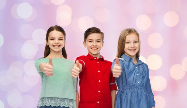 Niños felices mostrando pulgares hacia arriba — Foto de Stock