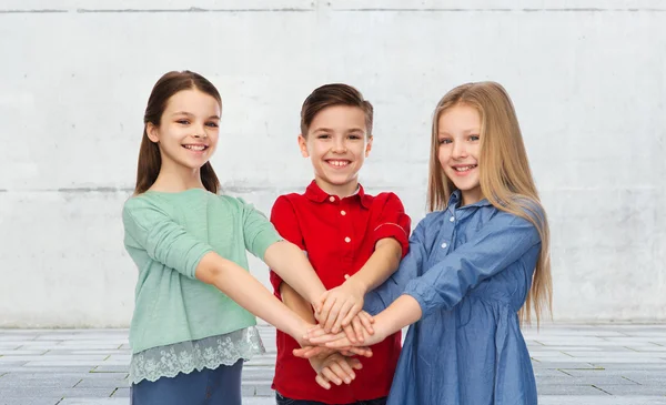 Щасливі діти з руками зверху — стокове фото