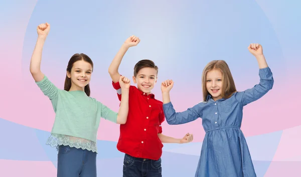 Feliz niño y niñas celebrando la victoria —  Fotos de Stock