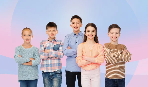 Gelukkige lachende kinderen met gekruiste handen — Stockfoto