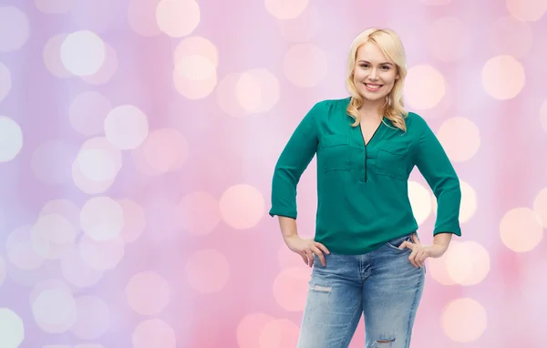 Mujer joven sonriente en camisa y jeans — Foto de Stock