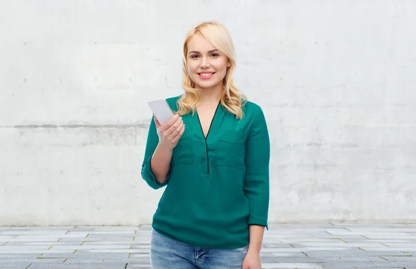 Gelukkige vrouw met smartphone — Stockfoto